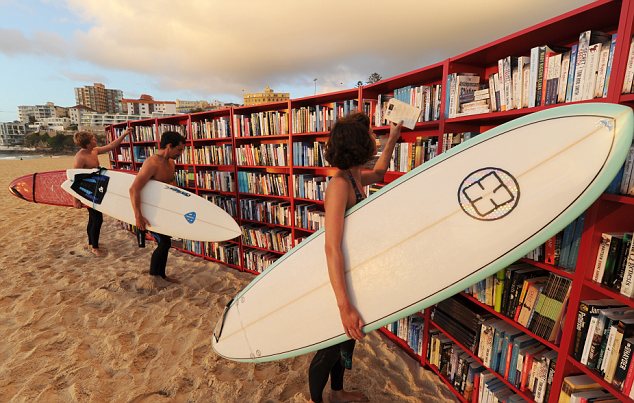 Surfitas fazem uma pausa para procurar livros em uma das 30 estantes modelo BILLY