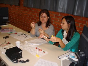 Professoras Ana Cristina e Marina extraindo DNA.